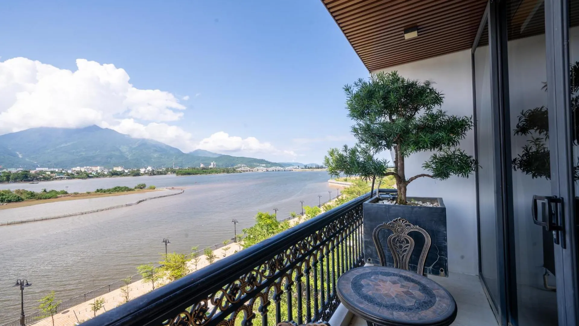 Cami Riverside Resort Da Nang