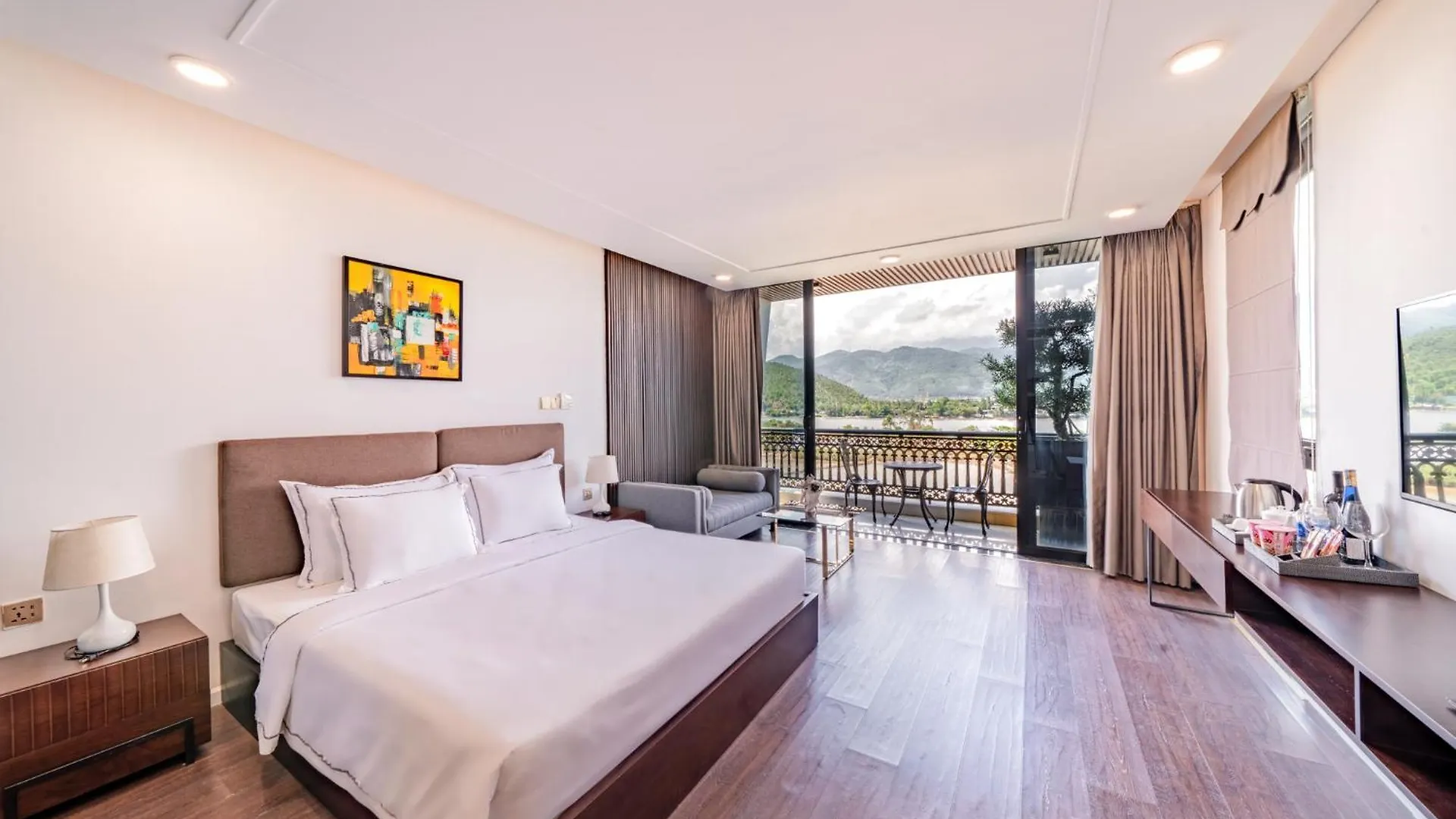 Cami Riverside Resort Da Nang 4*,