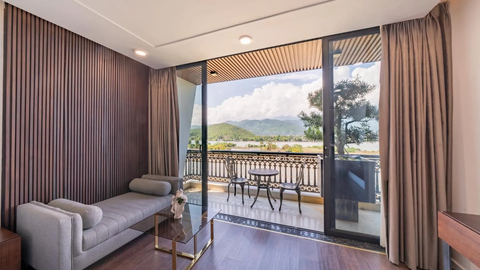 Cami Riverside Resort Da Nang Hotel