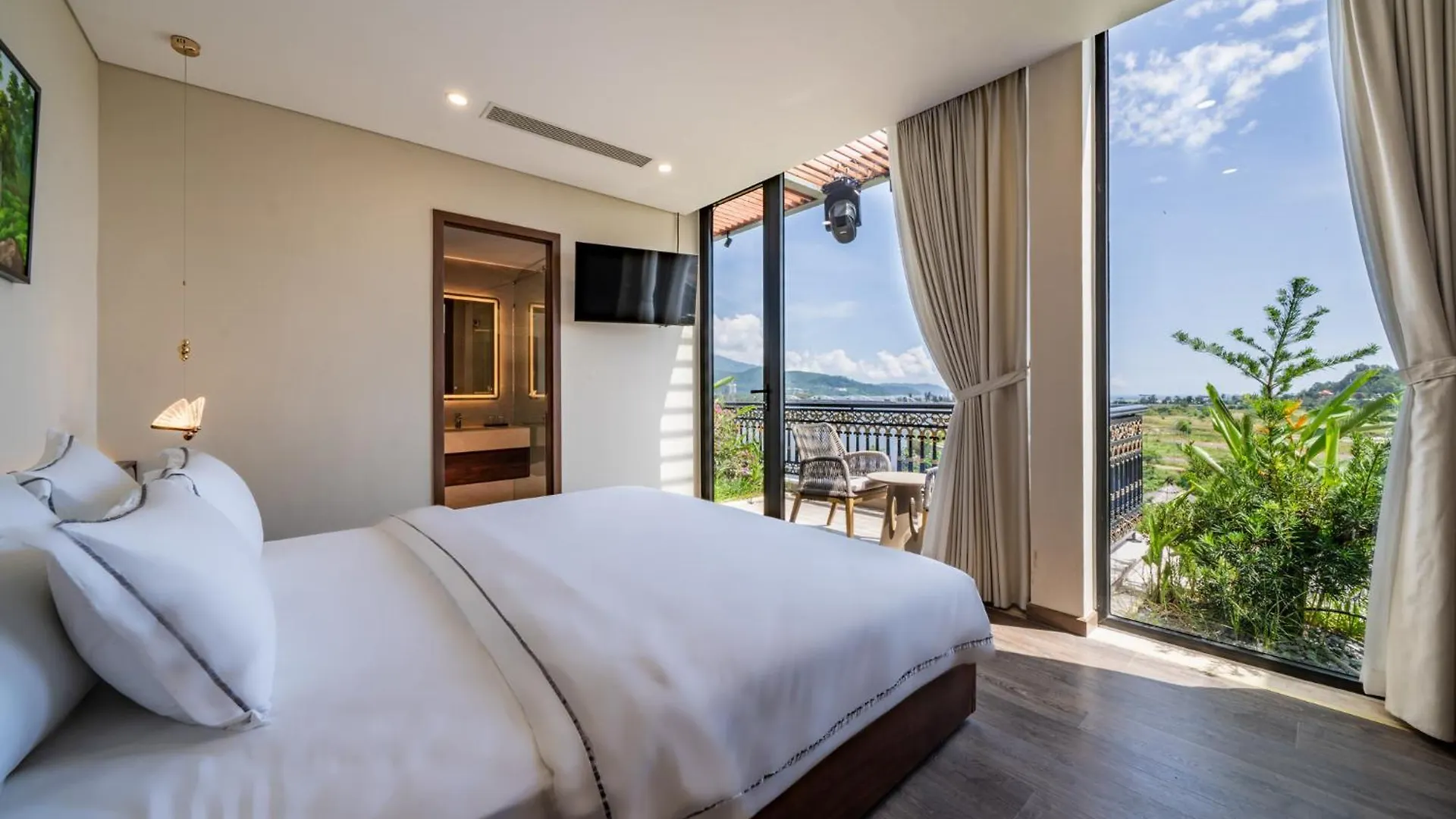 Cami Riverside Resort Da Nang 4*,